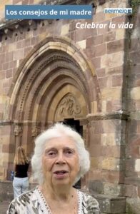 Mujer de 95 años durante una visita cultural. Episodio 1 de Los consejos de mi madre sobre envejecimiento activo.