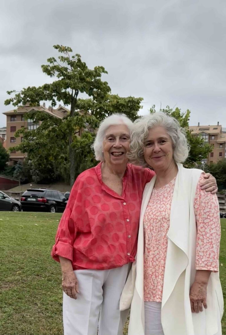 Lourdes Bermejo junto a su madre Magdalena, de 95 años, compartiendo una etapa de vida que inspira la colección Los consejos de mi madre sobre envejecimiento activo, autonomía y bienestar.