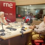 Lourdes Bermejo durante una entrevista en un estudio de Radio Nacional de España