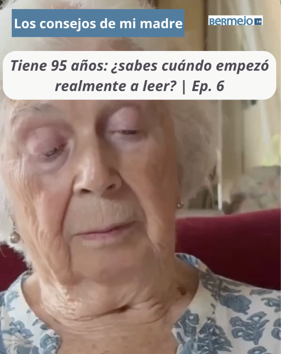Mujer de 95 años leyendo un libro en su casa