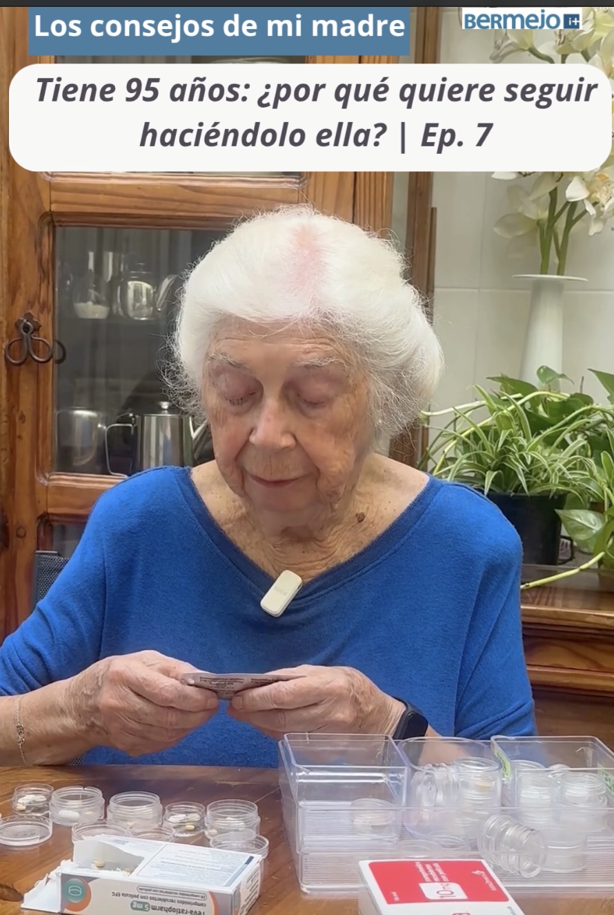 Mujer de 95 años realizando por sí misma una actividad cotidiana