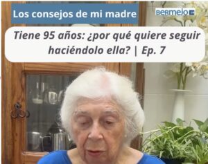 Mujer de 95 años realizando por sí misma una actividad cotidiana