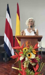 Lourdes Bermejo durante una conferencia sobre gerontología educativa y aprendizaje a lo largo de la vida en la Universidad de Costa Rica.