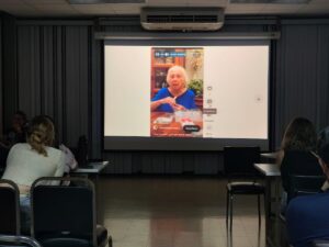 Proyección de «Los consejos de mi madre» durante una sesión sobre autonomía decisoria y control sobre la propia vida.