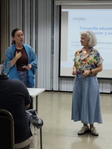 Coordinadora del PIAM durante la sesión de etnografía educativa en la Universidad de Costa Rica.